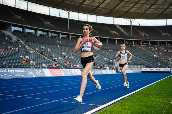 Sara Benfares (LC Rehlingen) vor Alina Reh (SCC Berlin) waehrend der deutschen Leichtathletik-Meisterschaften im Olympiastadion am 26.06.2022 in Berlin